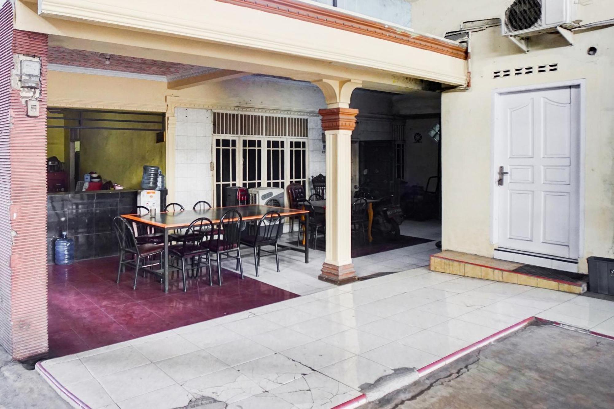 Oyo 93071 Home Stay Kembar Syariah Binjai Экстерьер фото